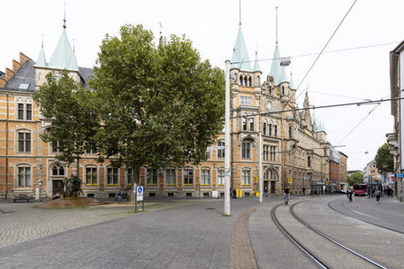 Das Bild zeigt das Gebäude der ehemaligen Oberpostdirektion.