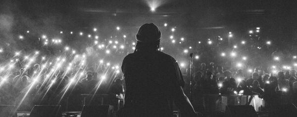 Person im Konzert (Wird bei Klick vergrößert)