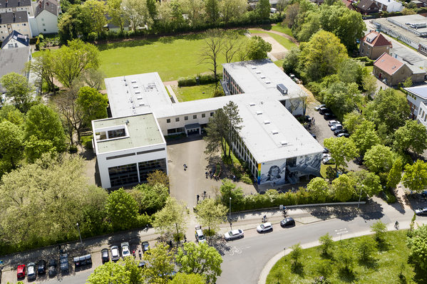 Das Bild zeigt das Hoffmann-von-Fallersleben Gymnasium aus der Vogelperspektive. (Wird bei Klick vergrößert)
