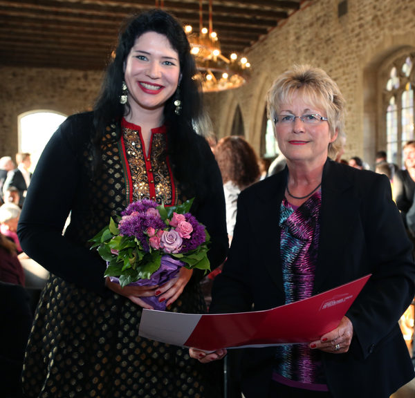 Preisträgerin Anna Kuschnarowa mit Bürgermeisterin Annegret Ihbe (Wird bei Klick vergrößert)