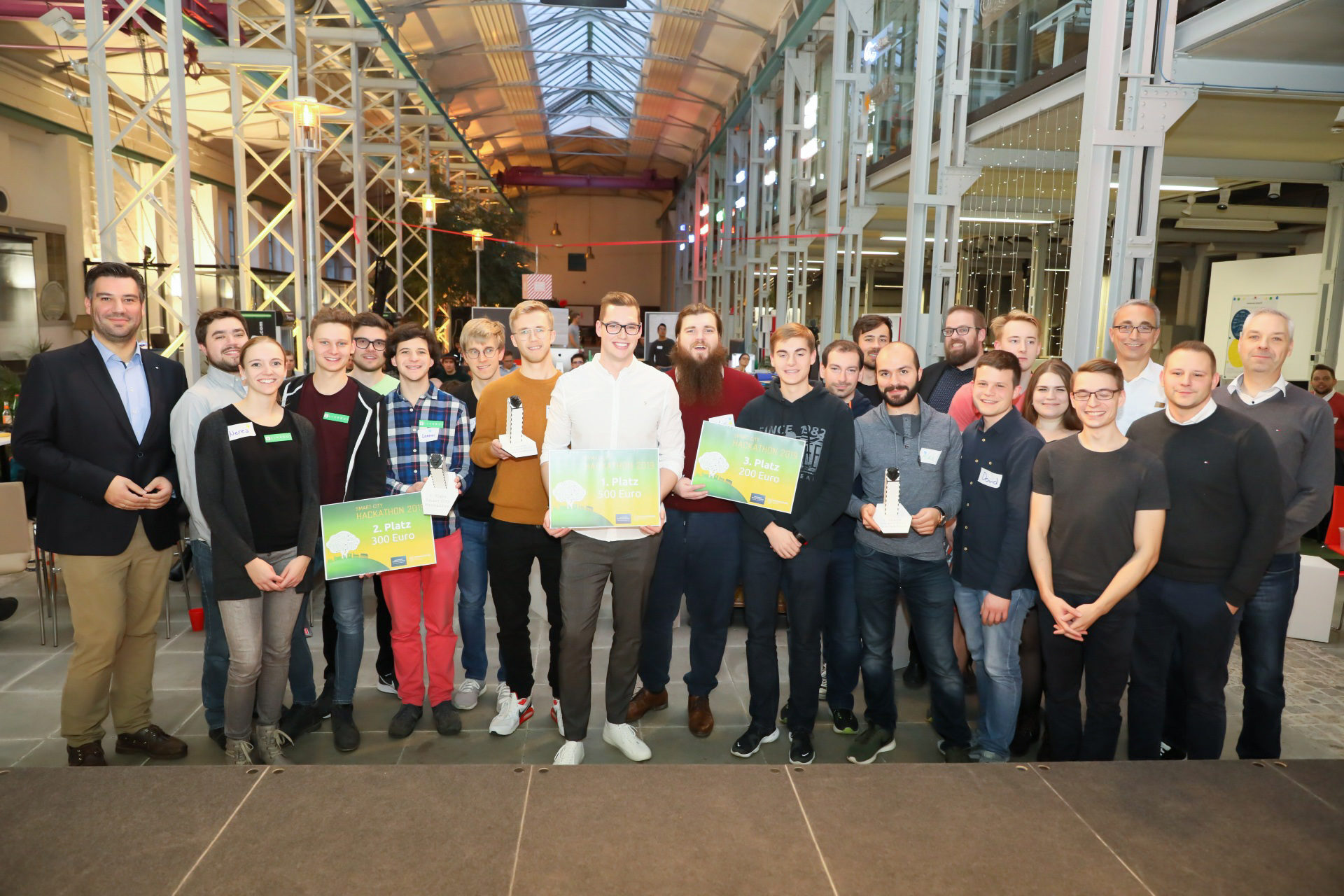 Die glücklichen Gewinnerteams gemeinsam mit der Jury. (Wird bei Klick vergrößert)