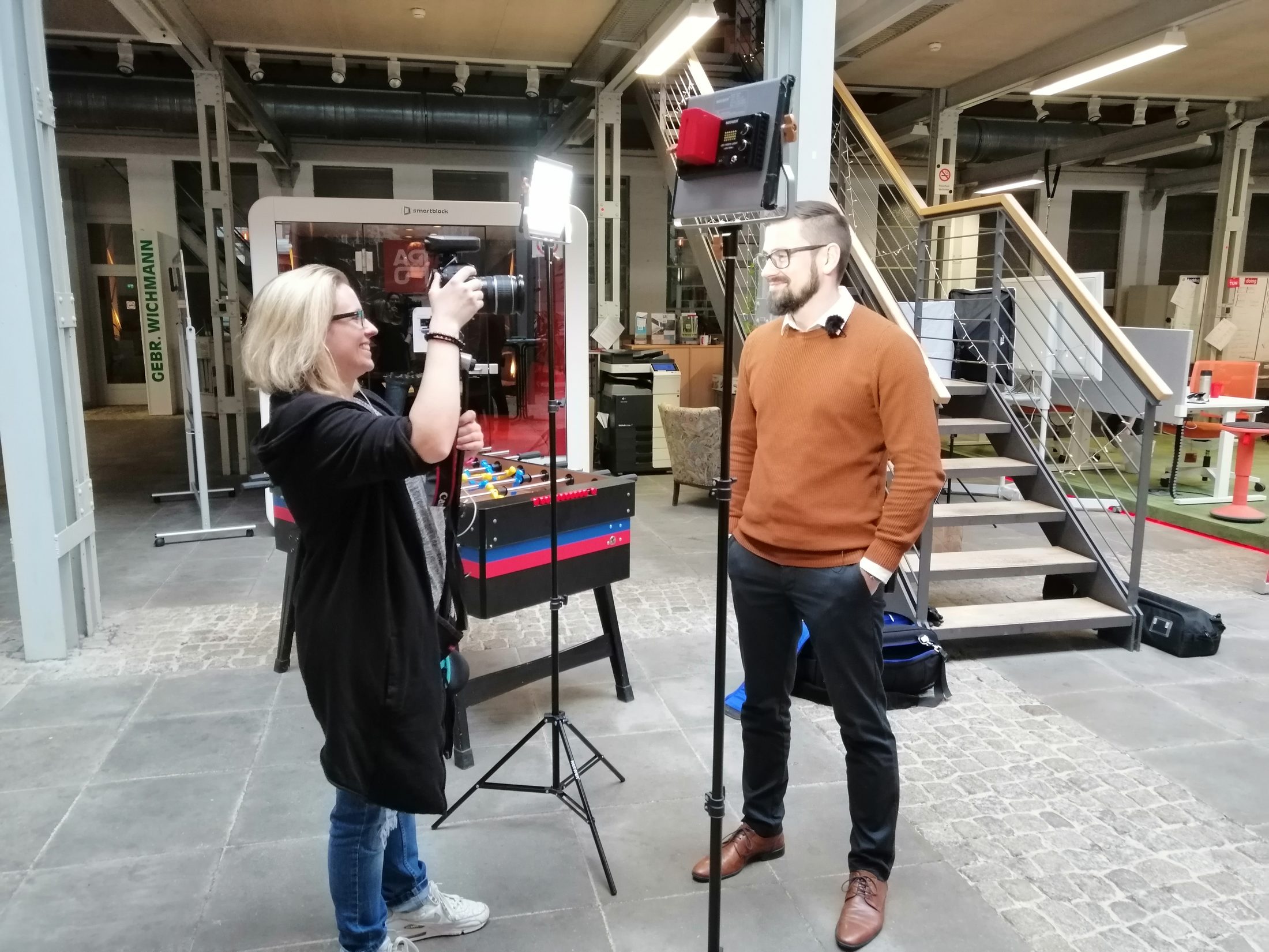Sarina Flachsmeier ist für uns mit der Kamera dabei, hier beim Interview mit Sebastian Hallmann von der Braunschweig Zukunft GmbH. (Wird bei Klick vergrößert)
