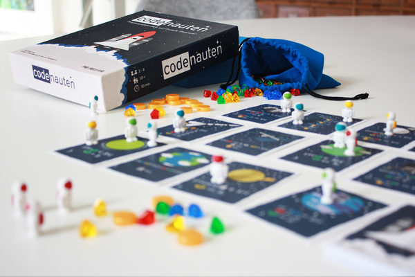 Mit ihrem selbstentwickelten Kartenspiel führen die Codenauten Kinder und Jugendliche spielerisch an das Programmieren heran. (Wird bei Klick vergrößert)