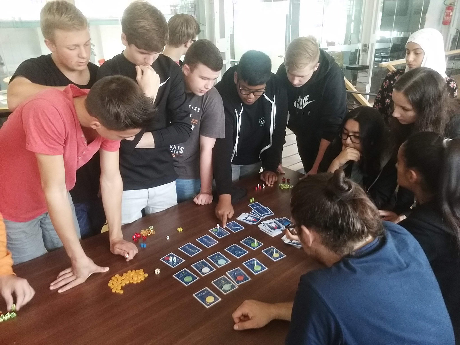 Jugendliche Kursteilnehmer spielen ein Codier-Kartenspiel. (Wird bei Klick vergrößert)