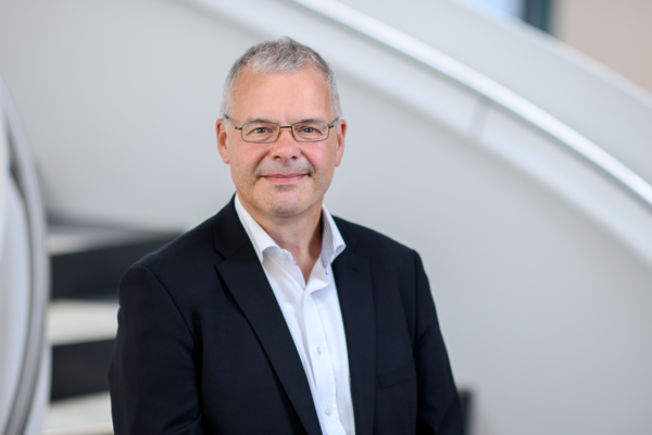 Prof. Dr. Martin Wiedemann ist Direktor des Instituts für Faserverbundleichtbau und Adaptronik am DLR-Standort in Braunschweig-Waggum.
