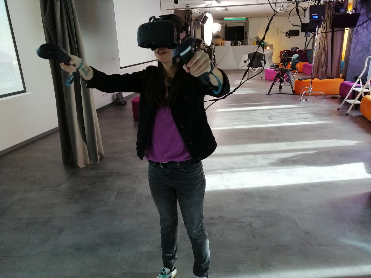 Vor dem Dreh in der VirtuaLounge hat Jennifer die Chance, in die faszinierende virtuelle Realität einzutauchen. (Wird bei Klick vergrößert)