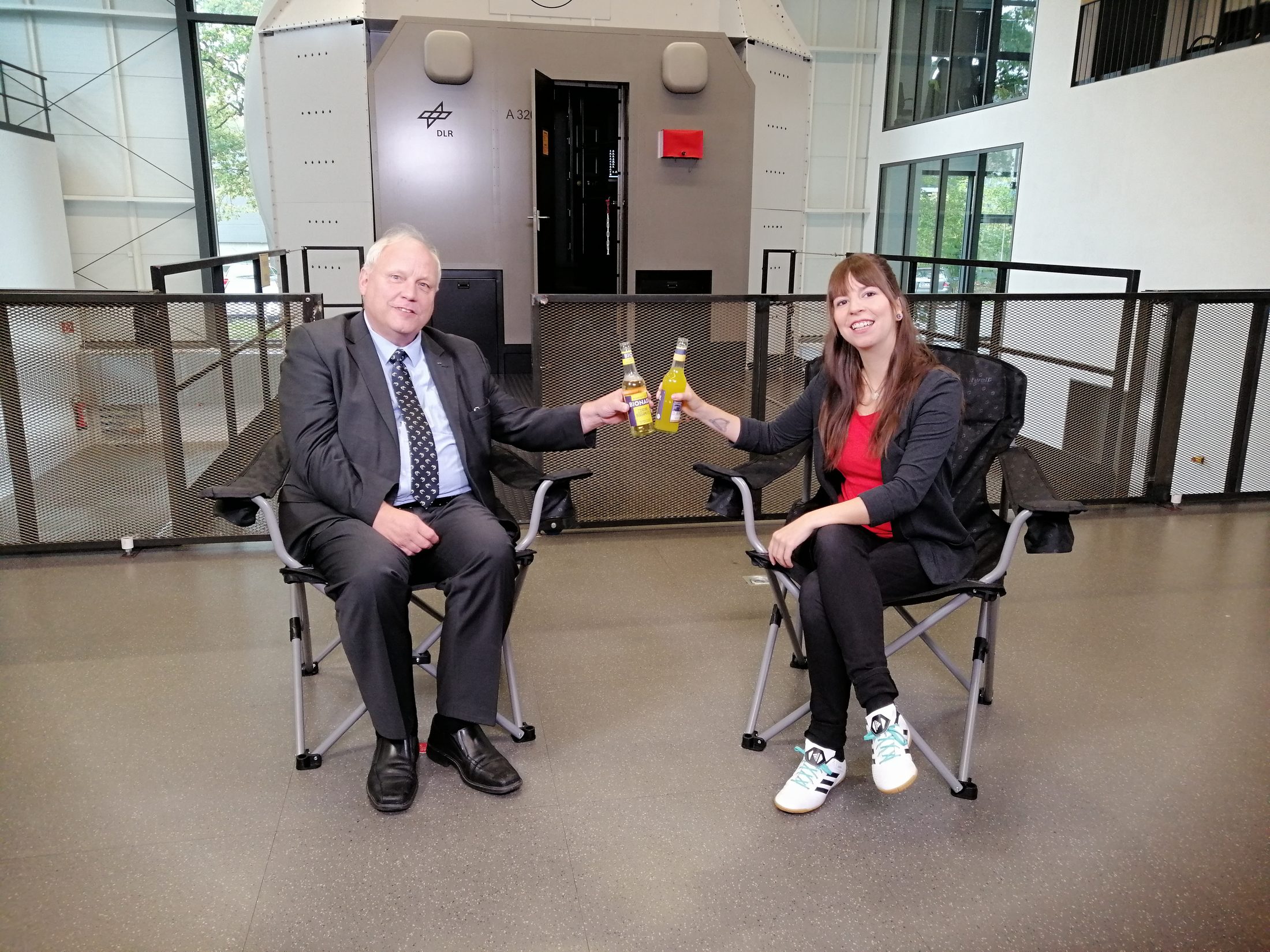 Prof. Dr. Joachim Block und Jennifer Haacke beim Videodreh für die Reihe "Auf eine Limo mit" in unseren Setstühlen. Die Limos dürfen natürlich auch nicht fehlen. (Wird bei Klick vergrößert)