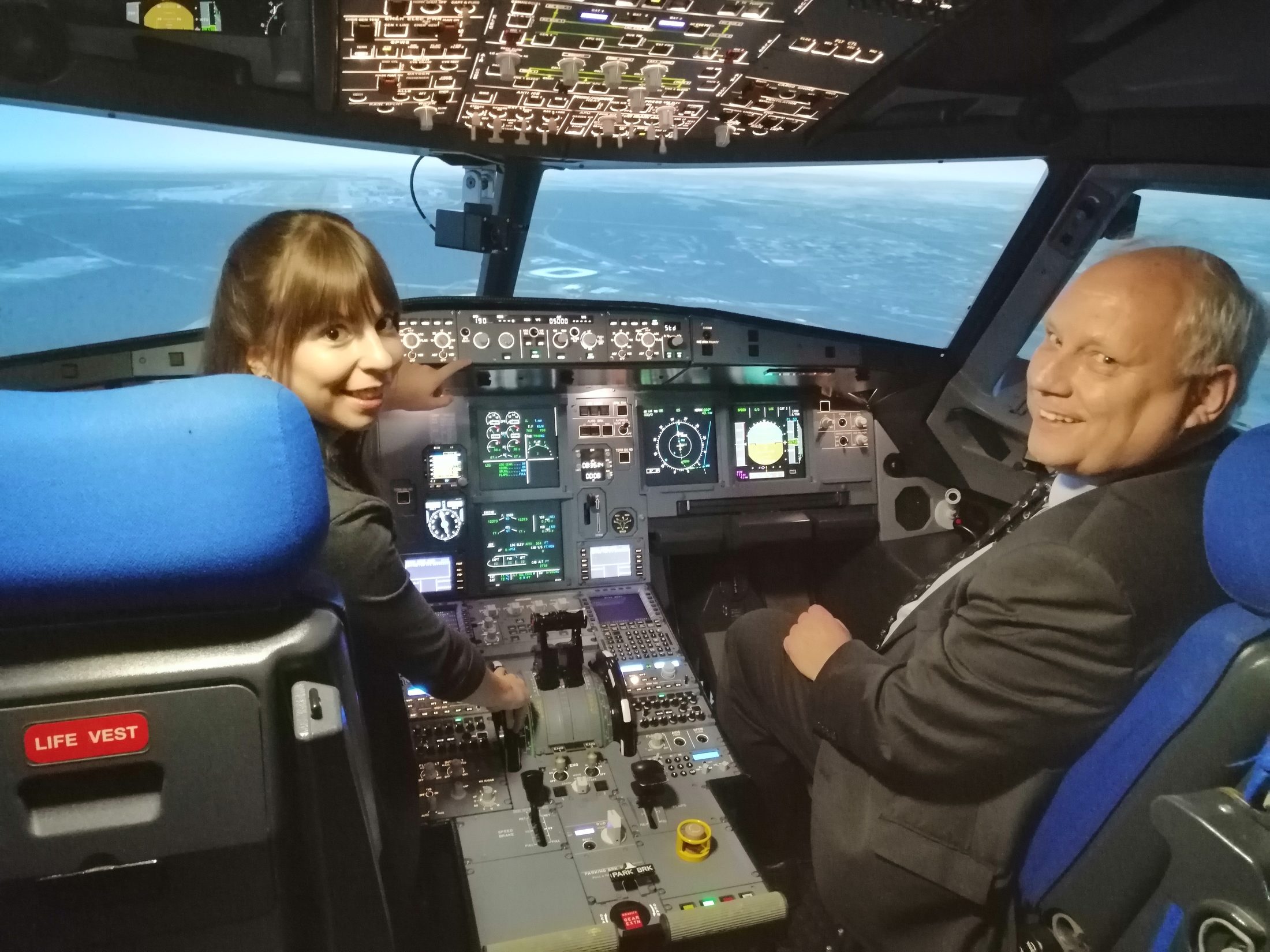 Jennifer Haacke als Pilotin im Airbus-Cockpit beim Landeanflug. Ihr Co-Pilot ist Prof. Dr. Joachim Block. Ihre große Gelassenheit hat nur einen Grund: Es ist zum Glück nur eine Simulation. Aufregend ist es trotzdem. (Wird bei Klick vergrößert)