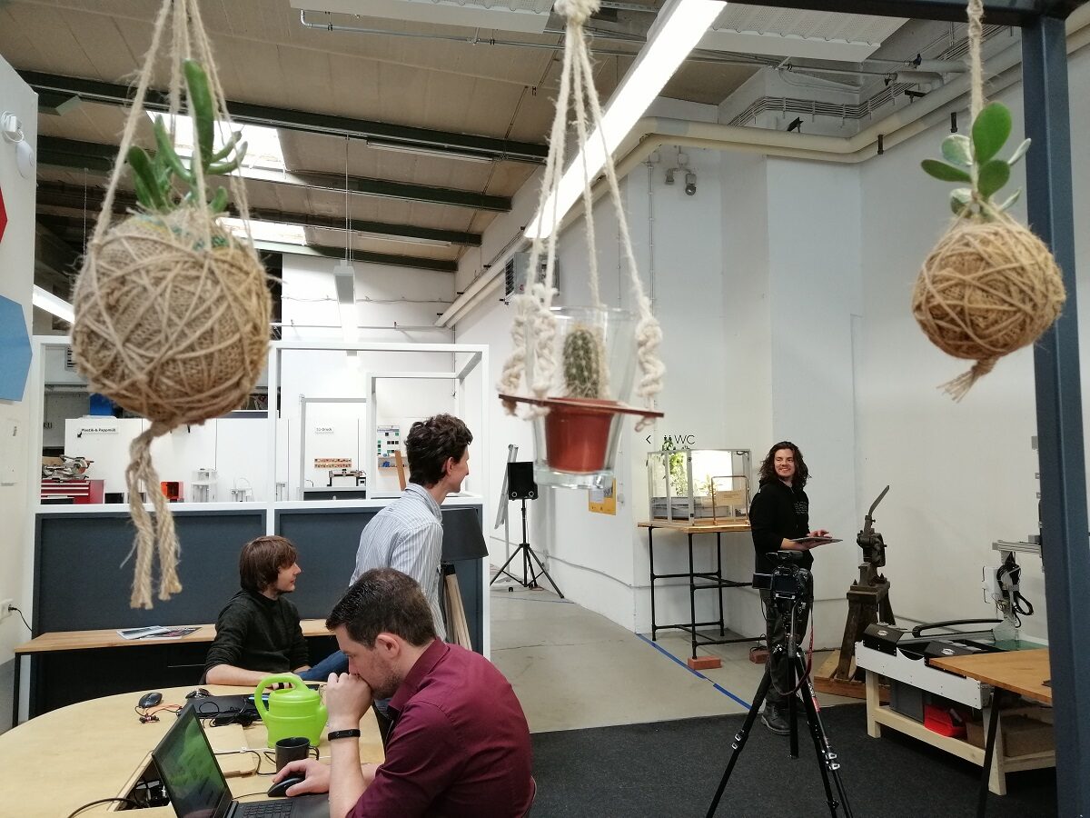 Jannis stellt den Bewegungsablauf des Farmbot über sein Tablet ein. (Wird bei Klick vergrößert)