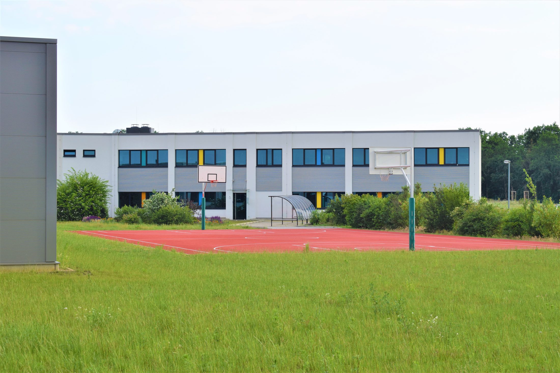 Sportlich: Für die rund 80 Mitarbeiter in Braunschweig steht auf dem Simtec-Gelände ein eigenes Outdoor-Basketballfeld zur Verfügung. (Wird bei Klick vergrößert)
