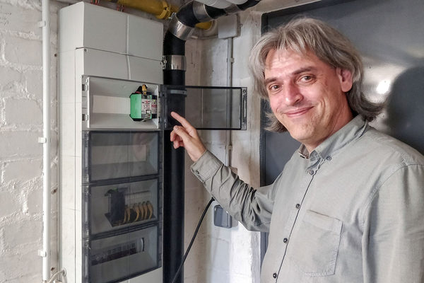 Dr. Harald Schrom und der winzige Zentralcomputer, der Building Manager, im Keller. (Wird bei Klick vergrößert)