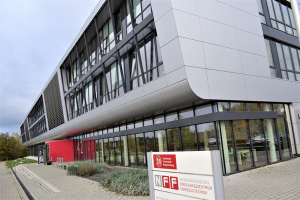 Das Niedersächsische Forschungszentrum Fahrzeugtechnik (NFF) der TU Braunschweig in der Hermann-Blenk-Straße 42 ist eines der modernsten Zentren für Mobilitätsforschung an einer deutschen Universität. Die Zukunft der Mobilität wird hier vorgedacht - oft lange bevor sie die Straßen erreicht. (Wird bei Klick vergrößert)