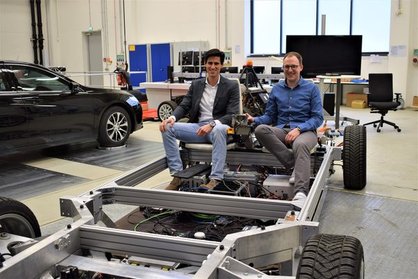 Zwei Wissenschaftler, die mit Leidenschaft an der Automatisierung des Straßenverkehrs forschen: die TU-Mitarbeiter Dr.-Ing. Adrian Sonka (links) und Torben Hegerhorst. (Wird bei Klick vergrößert)