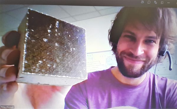 In Corona-Zeiten auch per Video-Call: Fraunhofer-Wissenschaftler Christoph Pöhler demonstriert sein Leichtmaterial-Sandwich aus Holzschaum und naturfaserverstärktem Biokunststoff. (Wird bei Klick vergrößert)