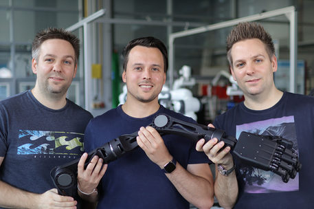 Ausgründung der TU Braunschweig: Dr.-Ing. Sören Michalik, Dr. Lars Heim und Dr.-Ing. Sönke Michalik (v.l.n.r.) entwickeln das Robotersystem „HandEffector“.
