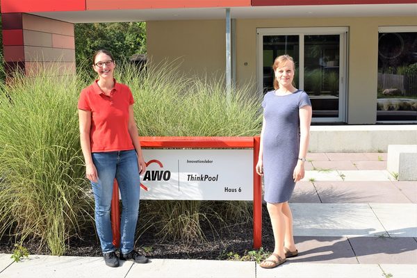 Ingrid Kleinert und Julia Schur vor ihrem Arbeitsplatz, dem ThinkPool auf dem AWO-Kampus. (Wird bei Klick vergrößert)