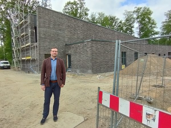 Dr. Nicolas Spethmann vor dem Lummer-Pringsheim-Bau, der Ende 2023 auf dem Gelände der PTB fertiggestellt werden soll. (Wird bei Klick vergrößert)