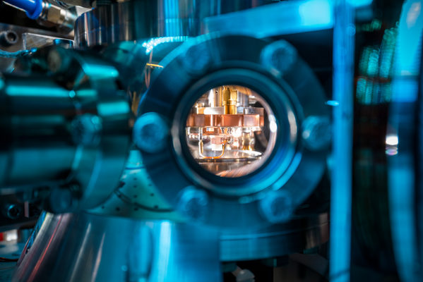 Blick in eine Vakuumkammer, die etwa bei Teilchenbeschleunigern und anderen physikalischen Apparaturen zum Einsatz kommt. (Wird bei Klick vergrößert)