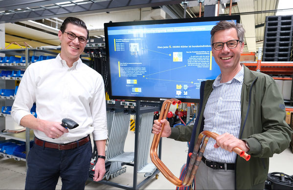 Unternehmer Tobias Hoffmann (rechts) und Technischer Leiter Dr. Philipp Krenkel erläutern die digitalisierten Abläufe. (Wird bei Klick vergrößert)
