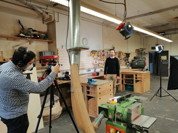 InfinityGate Mitgründer Christian Klein Torres bei den Dreharbeiten in der Protohaus-Holzwerkstatt, die uns als "Start-up Garage" dient. (Wird bei Klick vergrößert)
