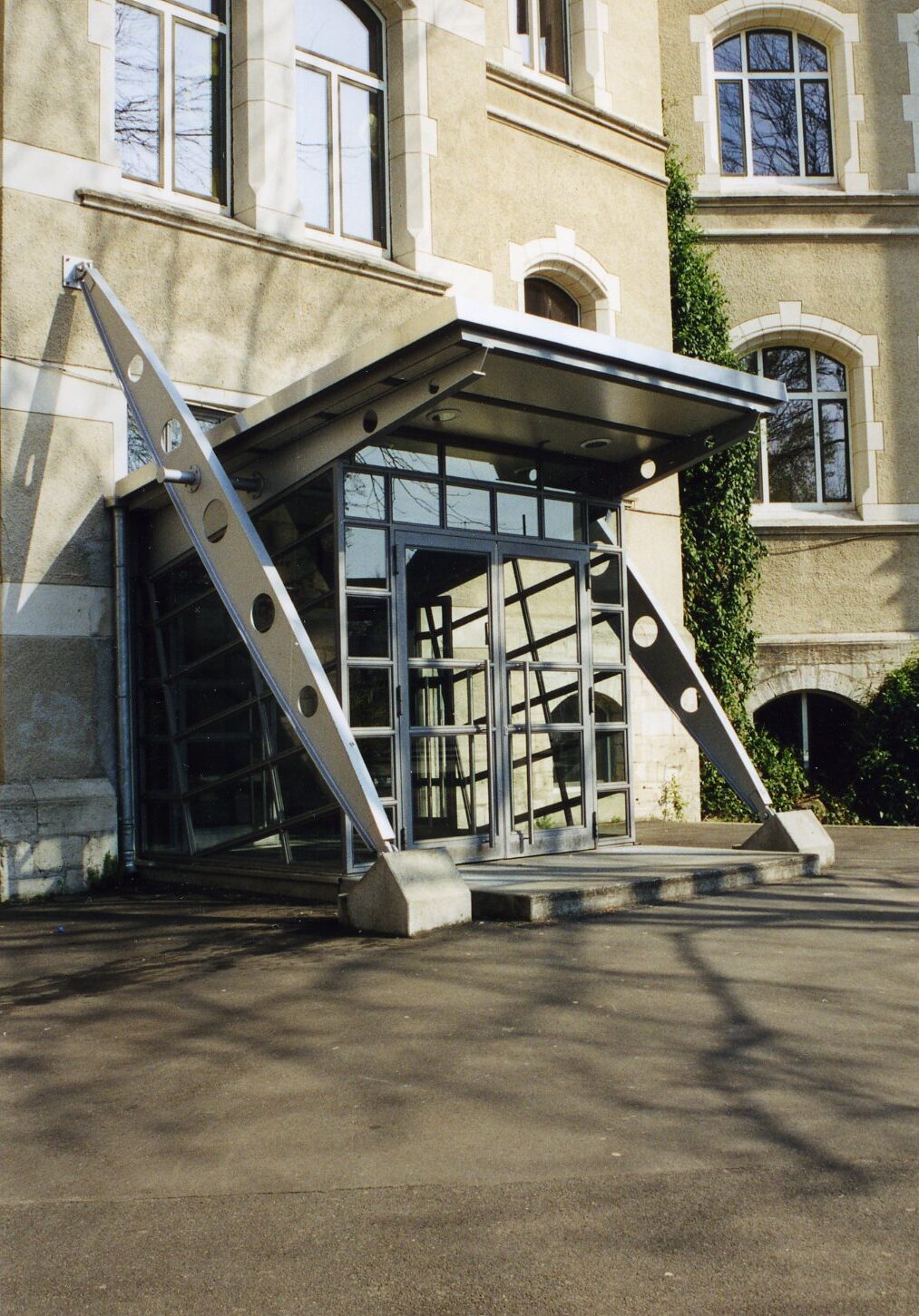 Eingang Gaußschule (Wird bei Klick vergrößert)