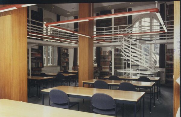 Lesesaal der Stadtbibliothek um 1985 (Wird bei Klick vergrößert)