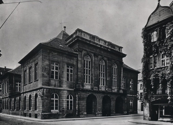 Das Neustadtrathaus. Hier befand sich die Stadtbibliothek von 1865 bis 1910.