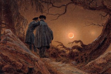 Zwei Männer stehen nachts im Wald und betrachten den Mond