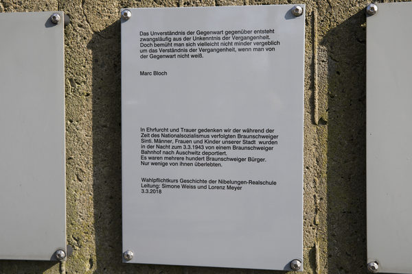 Texttafel der Schülerinnen und Schüler der Nibelungen Realschule, Gedenkstätte Schillstraße. (Wird bei Klick vergrößert)