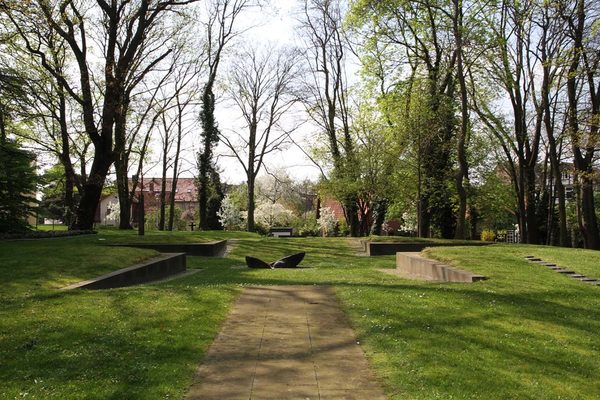 Grünfläche Friedhof mit zentralem Denkmal (Wird bei Klick vergrößert)