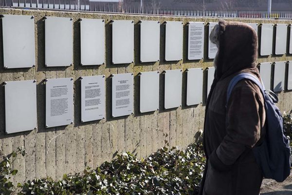 Lesende Person vor der Tafelwand in der Gedenkstätte Schillstraße (Wird bei Klick vergrößert)