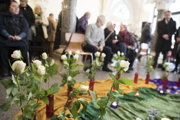Blumen an der Erinnerungsstätte Rathaus anlässlich des Gedenktags am 03. März (Wird bei Klick vergrößert)