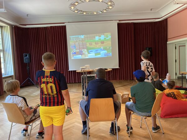 Gemeinsam im Saal spielen (Wird bei Klick vergrößert)