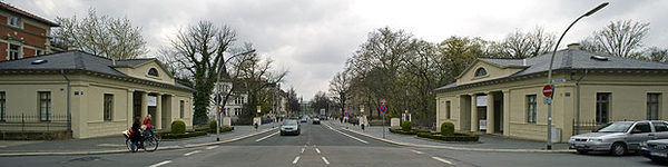 Panoramabild der Helmstedter Straße mit den zwei Torhäusern