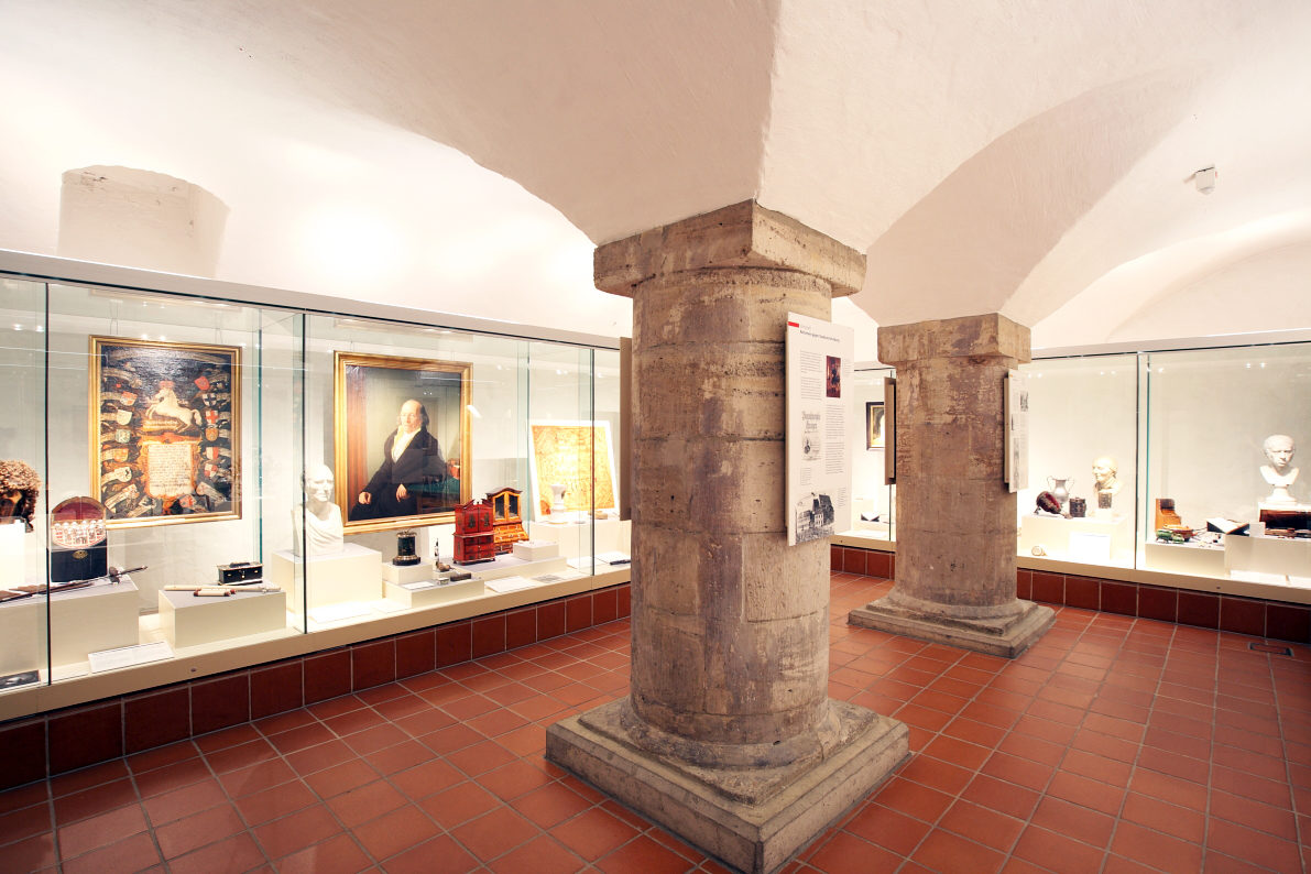 Blick in die Ausstellung im Gewölbekeller des Altstadtrathauses (Wird bei Klick vergrößert)