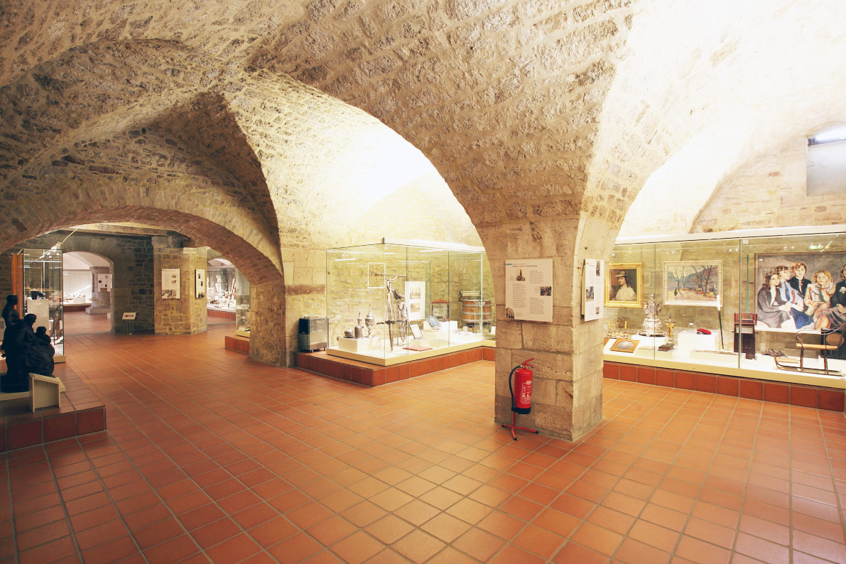Blick in die Ausstellung im Gewölbekeller des Altstadtrathauses