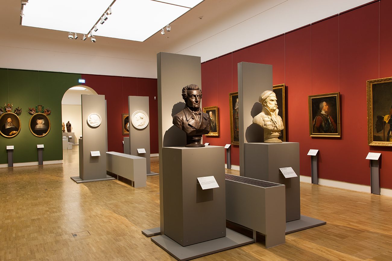 Einblick in die Ausstellungsräume des Hauses am Löwenwall mit Gemälden und Skulpturen