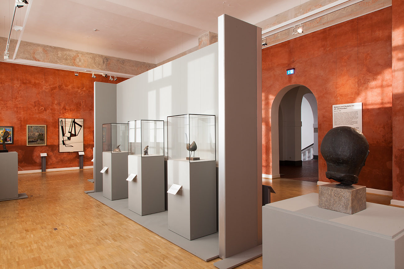 Einblick in die Ausstellungsräume des Hauses am Löwenwall mit Gemälden und Skulpturen (Wird bei Klick vergrößert)