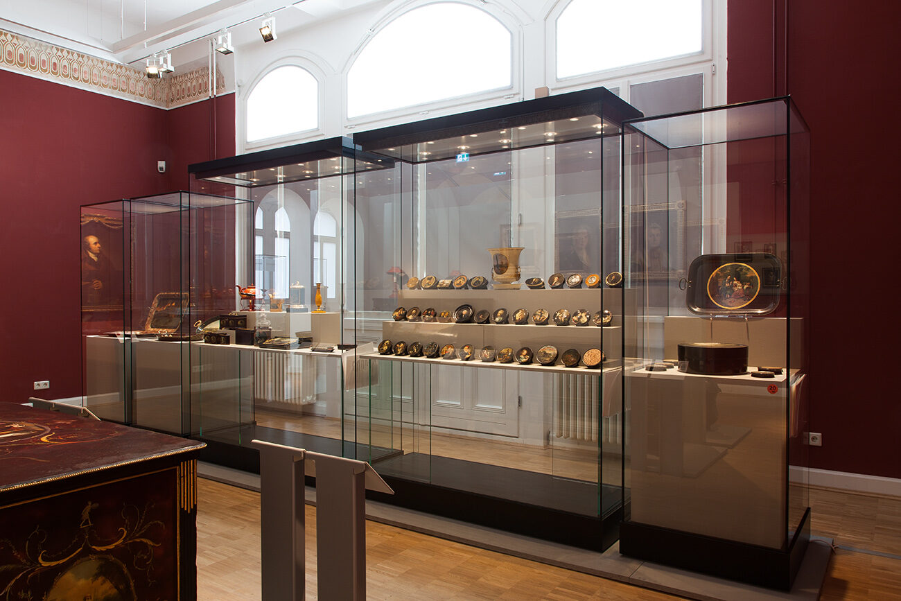 Einblick in die Ausstellungsräume des Hauses am Löwenwall mit Lack-bemalten Tabakdosen, Möbeln und anderen Objekten der Firma Stobwasser in Vitrinen (Wird bei Klick vergrößert)