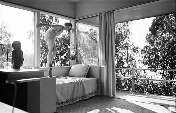 Galka Scheyer in ihrem Haus am Blue Heights Drive in Hollywood, ca. 1940-43 (Wird bei Klick vergrößert)