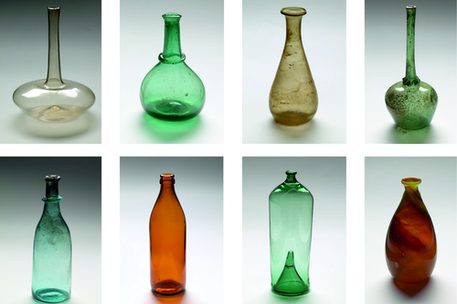 Fotos von 8 historischen Flaschen