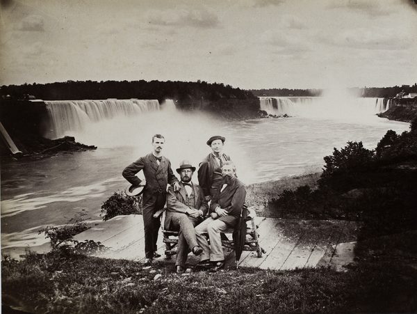 Reisegesellschaft vor Niagarafällen (Wird bei Klick vergrößert)
