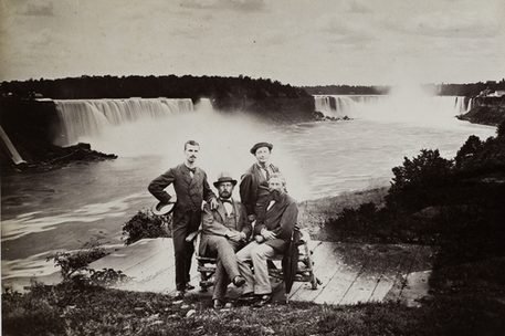 Reisegesellschaft vor Niagarafällen