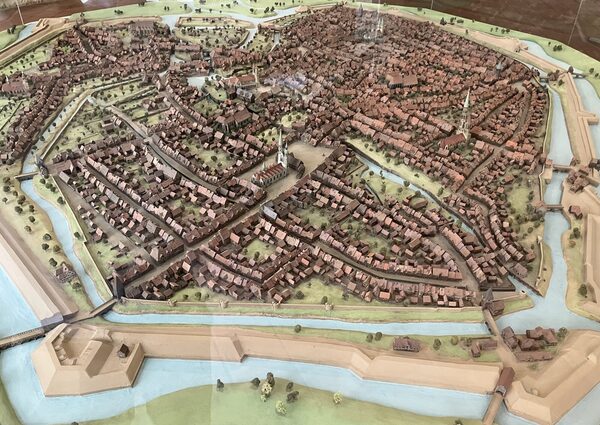Modell der Stadt Braunschweig um 1671 im Städtischen Museum im Altstadtrathaus, Gesamtansicht von Nordosten (Wird bei Klick vergrößert)