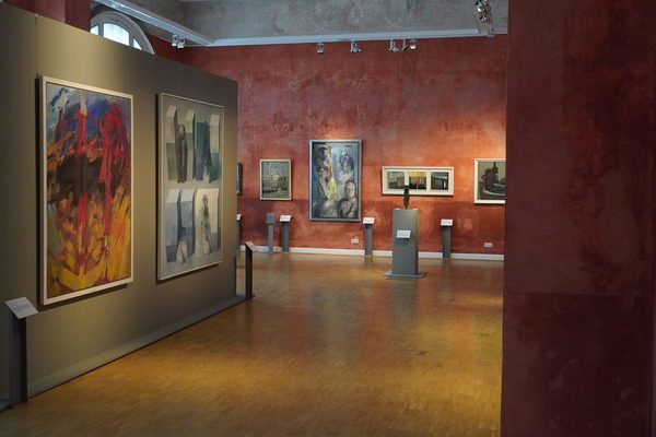 Blick in die Dauerausstellung mit Gemälden (Wird bei Klick vergrößert)