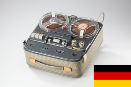 Foto eines Tonbandgeräts mit deutscher Flagge