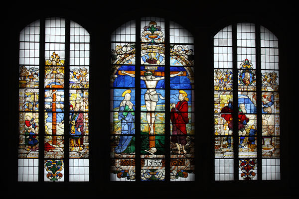 Kirchenfenster mit bunten christlichen Motiven (Wird bei Klick vergrößert)
