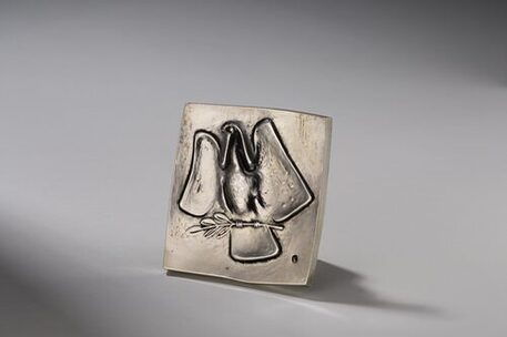 Plakette mit getriebener Figur: Taube mit Lorbeerzweig o. D. Silber