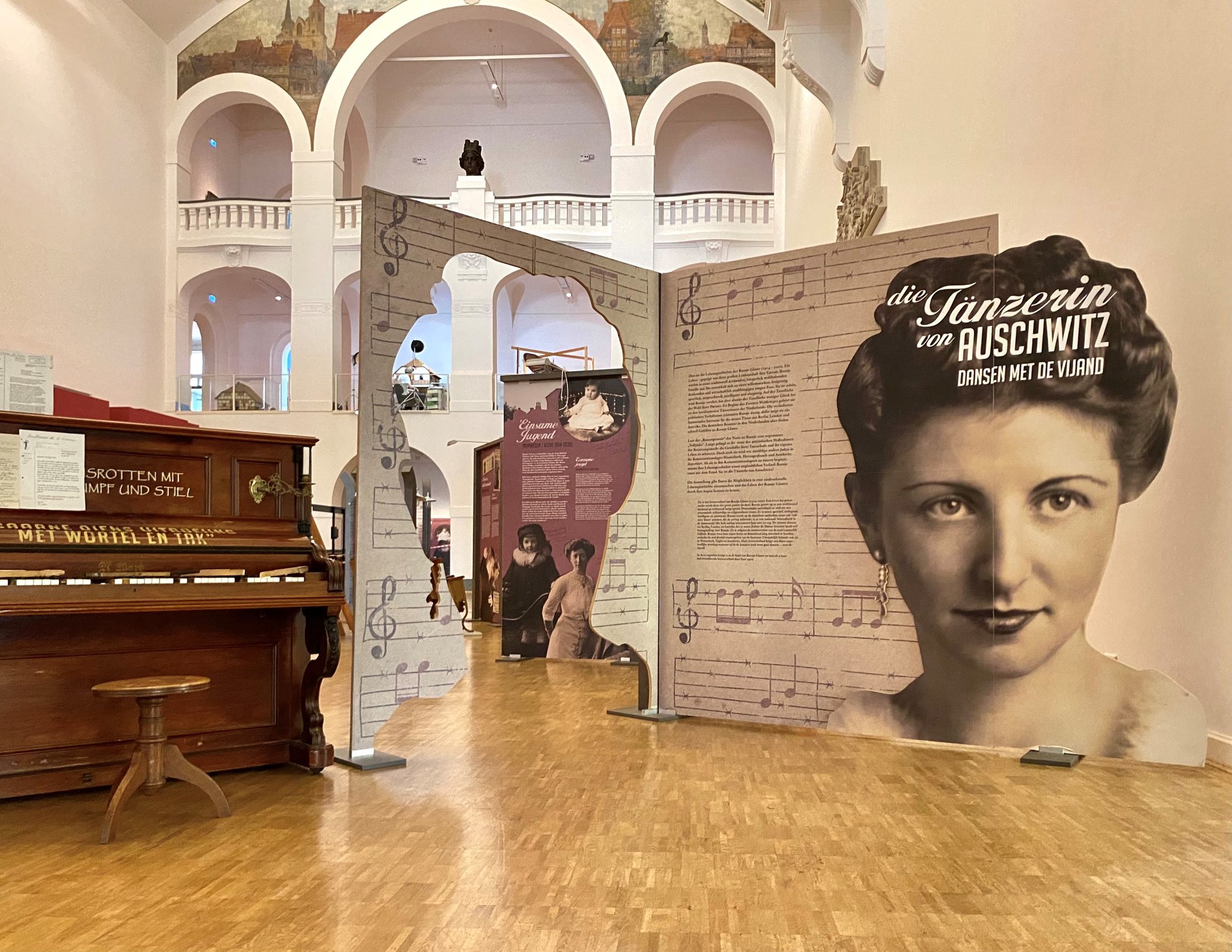 Blick in die Ausstellung "Die Tänzerin von Auschwitz" im Lichthof (Wird bei Klick vergrößert)