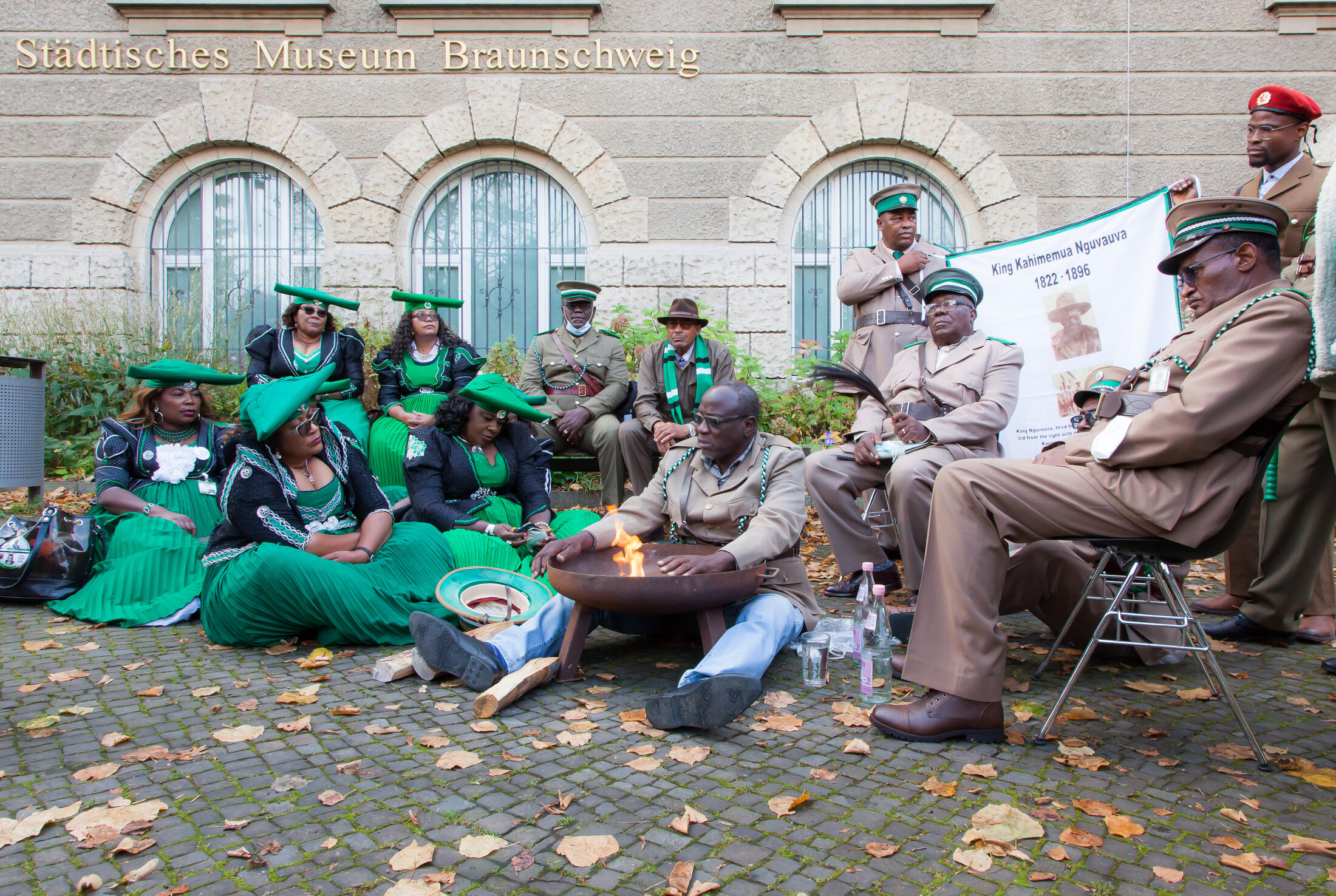 Vertreter der OvaMbanderu Traditional Authority aus Namibia beim Entzünden des Heiligen Feuers vor dem Städtischen Museum Braunschweig am 2.11.2021 (Wird bei Klick vergrößert)